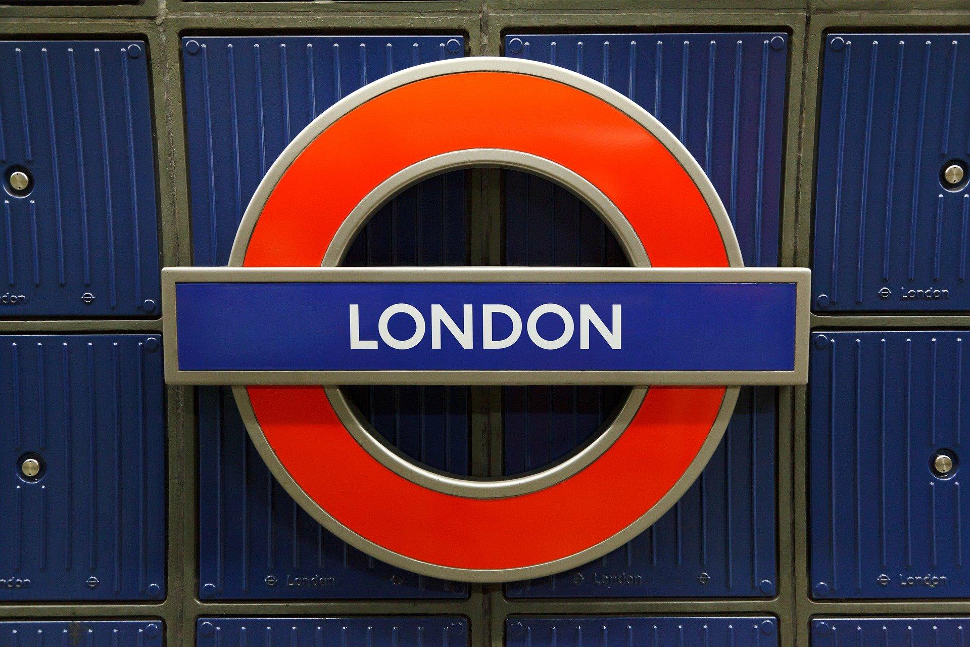 Residential trajectories of high-skilled transnational migrants in a global city: Exploring the housing choices of Russian and Italian professionals in London